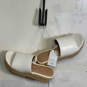Time and Tru White Tan Sandals with Wide Strap size 7.5 new
